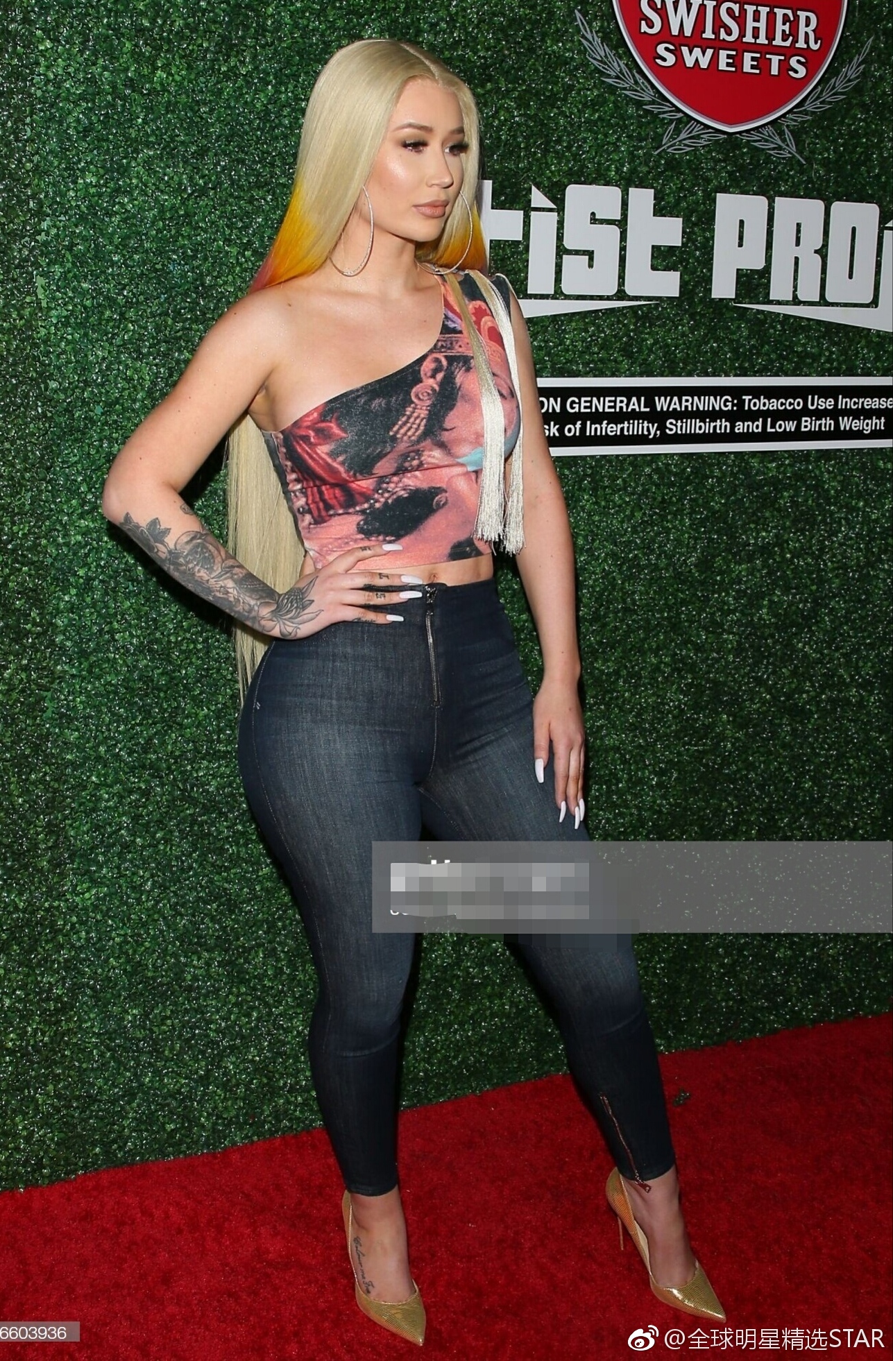 尼克·杨前女友伊基颁奖礼上秀丰满身材,沙漏体型性感至极