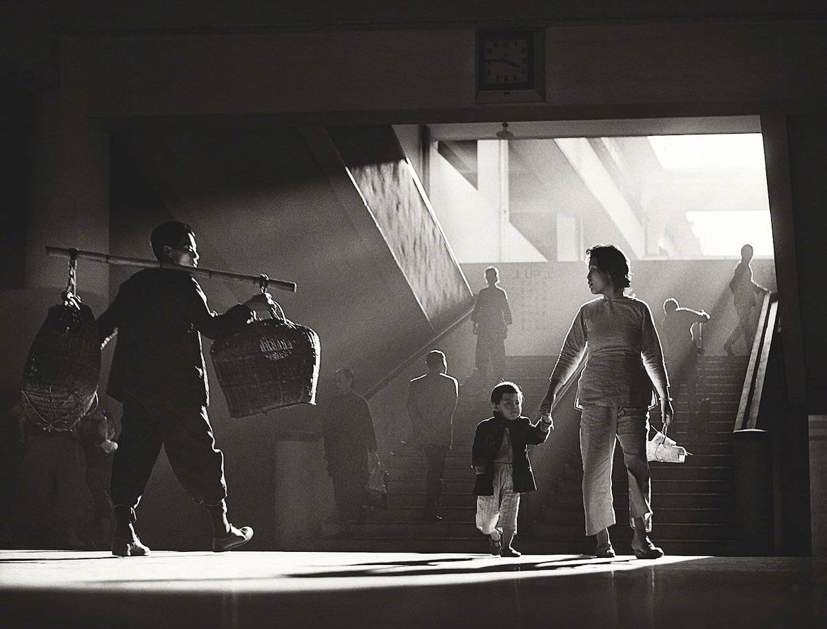 20世纪50年代和60年代的香港街头。摄影师何藩（Fan Ho，1933-2016）|何藩|摄影师|年代_新浪新闻