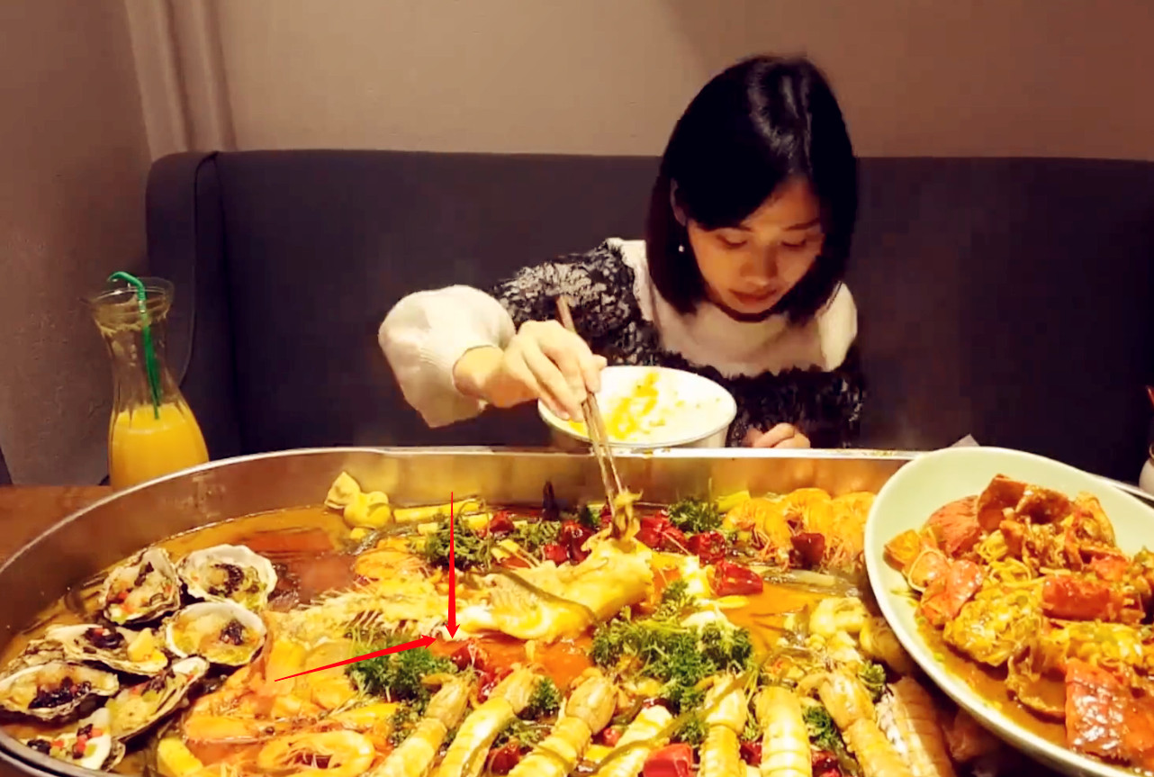 网红直播吃海鲜,一锅有澡盆那么大,然而这个动作暴露吃播真相