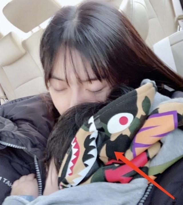 baby晒小海绵照片,看到小海绵衣服价格,网友沉默了