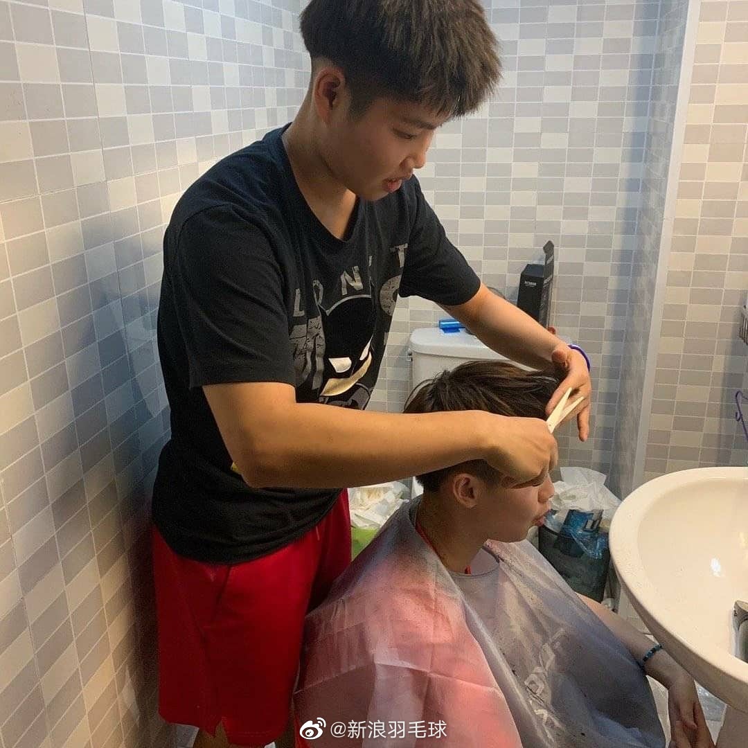 早安,你们的理发师tony huang已经上线,理发请预约