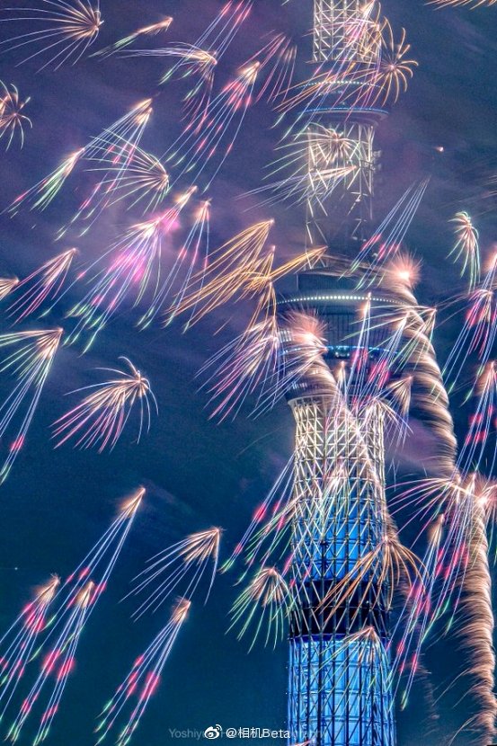 台风带来的"惊喜",摄影师拍下烟花被吹散的画面