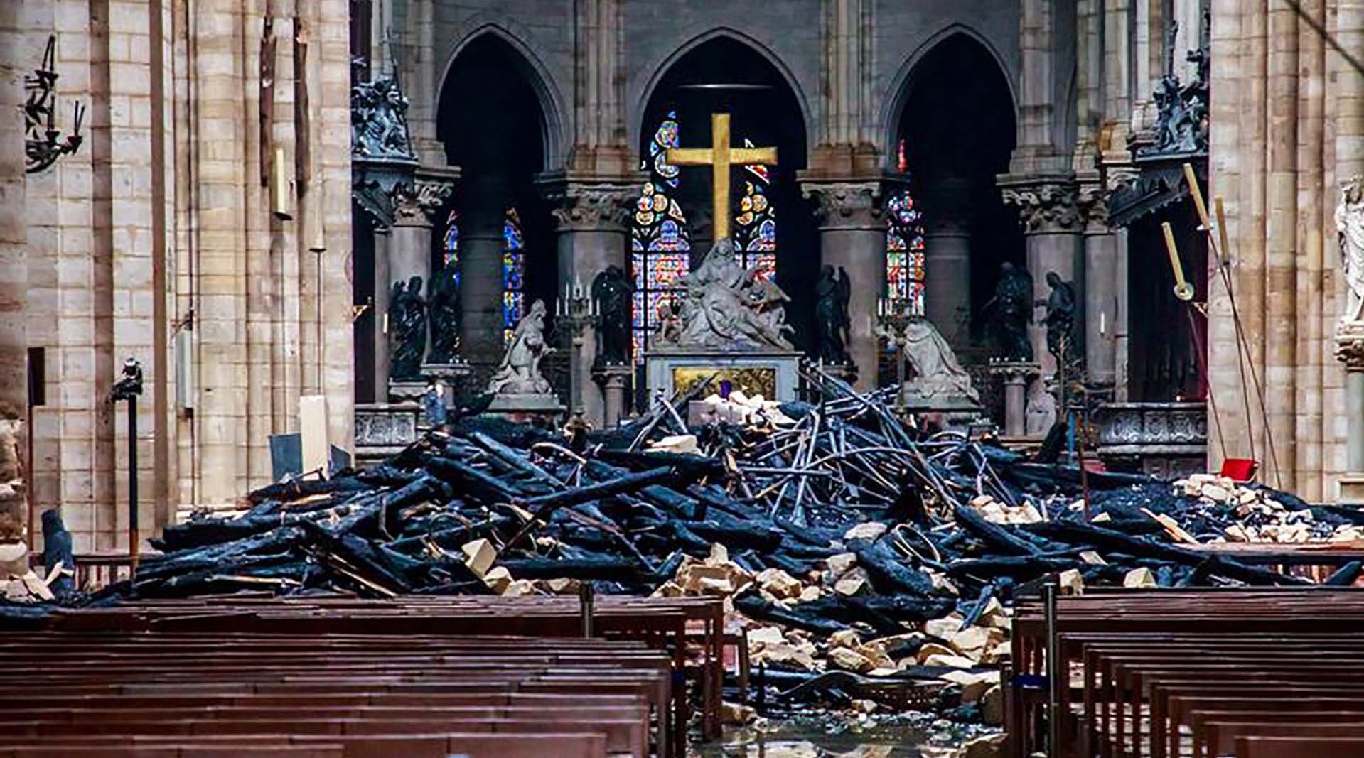 圣母院灾后内景 房顶损坏碎石满地 玫瑰窗奇迹般保留下来