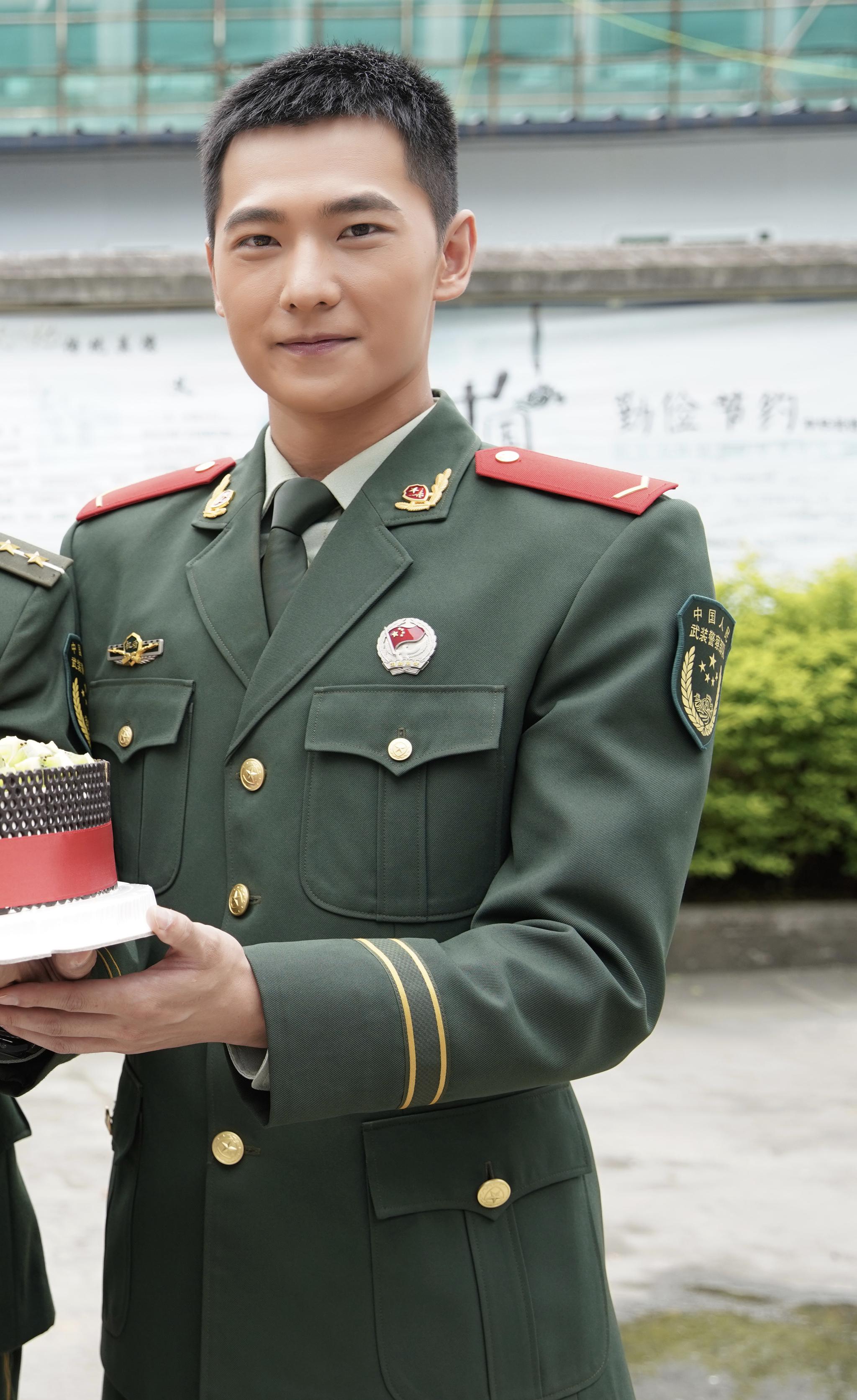 杨洋军装 杨洋特战荣耀新路透cut硬朗帅气 身姿挺拔 一身正气的军装