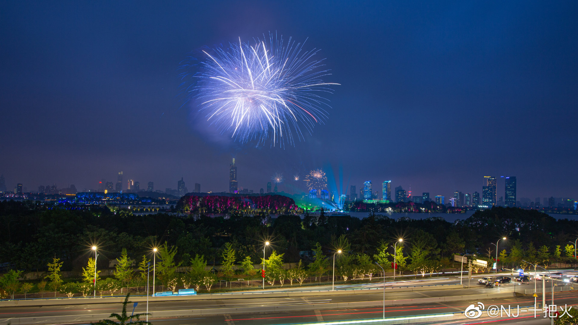 盛世繁华,烟花绚烂,祖国母亲70华诞!南京玄武湖,这个夜晚