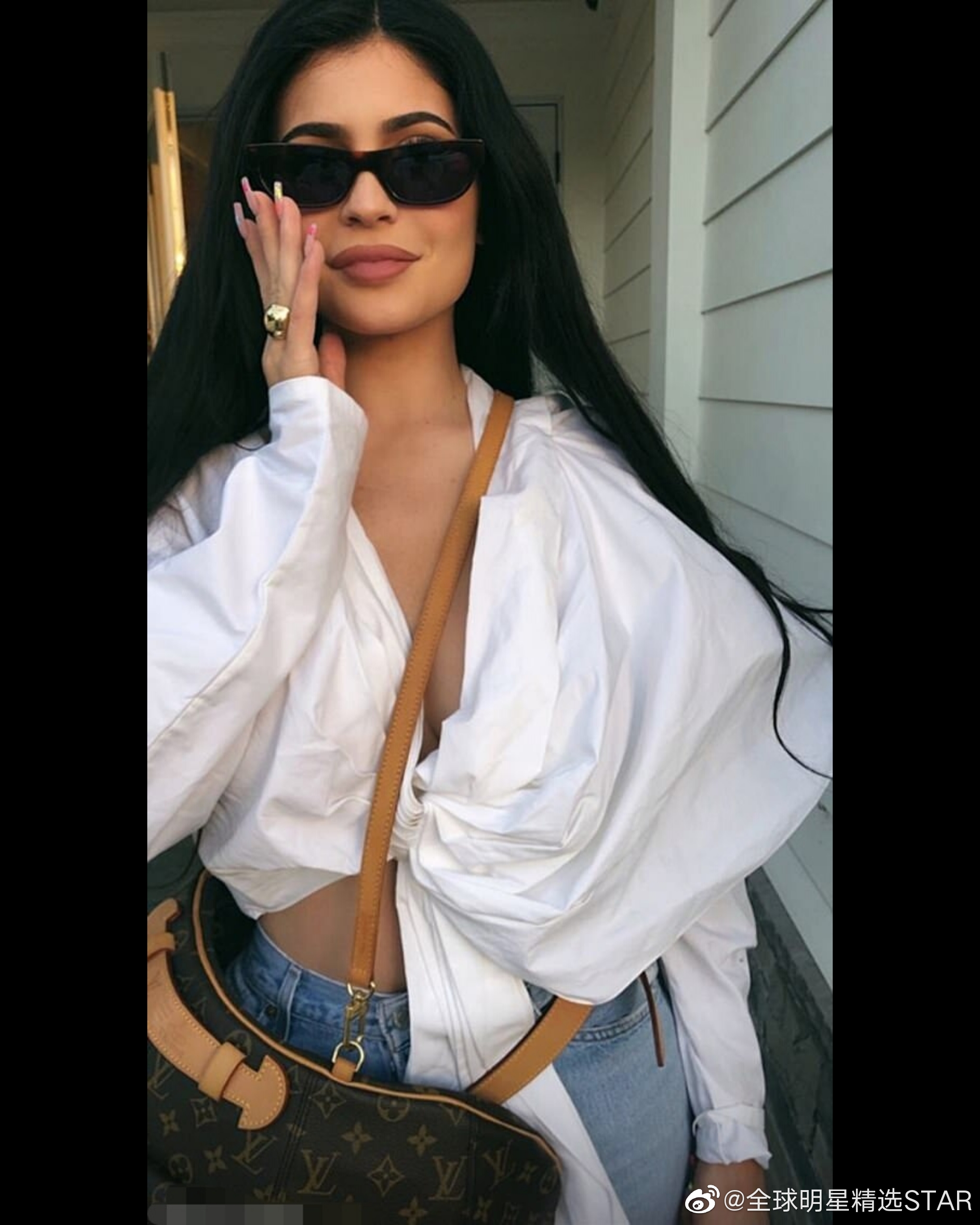 凯莉·詹娜晒美照加州范十足,宽大的金戒指甚是抢眼