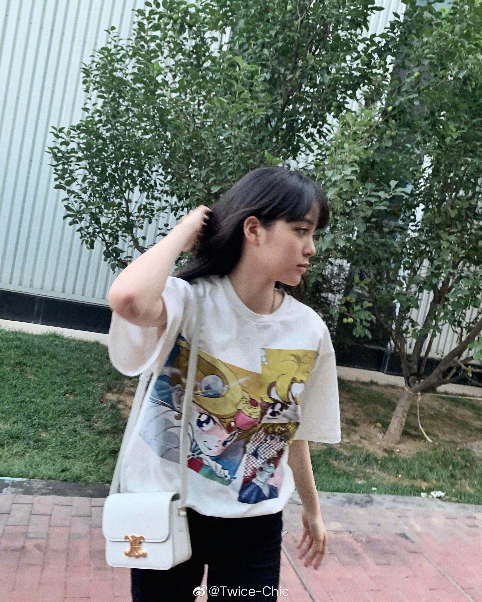欧阳娜娜齐刘海新发型夏日穿搭,美少女战士t恤与笑脸毛绒拖鞋|美少女