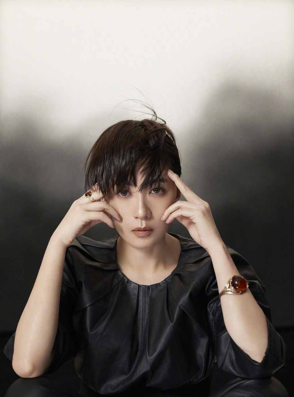 贾静雯挑战短发造型拍黑白大片 戴灰色美瞳酷似混血