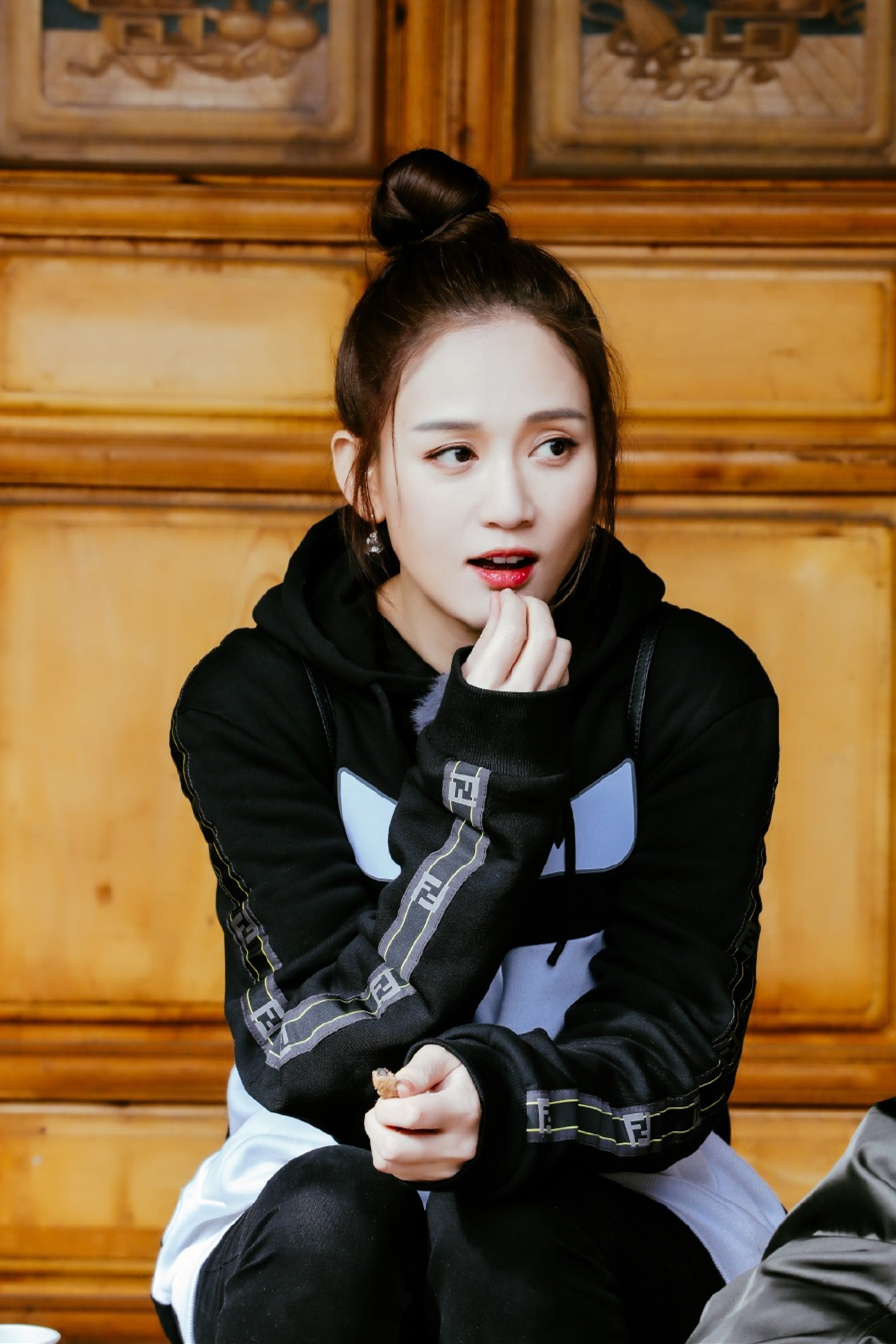 被39岁陈乔恩惊艳了!穿运动卫衣减龄不够,还扎了少女系的丸子头