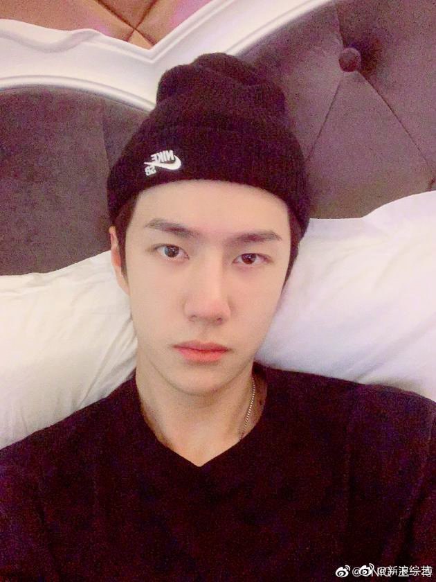 9月15日晚uniq王一博微博晒素颜帅照庆祝出道五周年