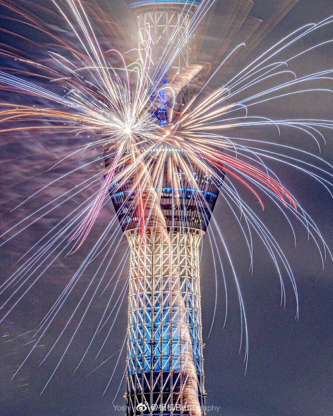 台风带来的"惊喜",摄影师拍下烟花被吹散的画面