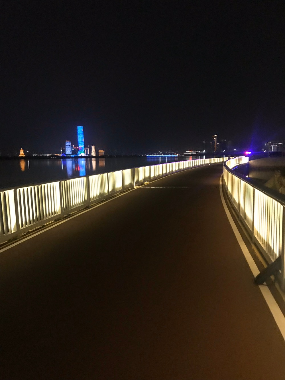 厦门杏林湾绿道公园的环湾步道,一直延伸到滨水小区