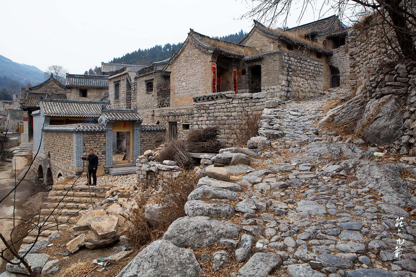 太行深处一处古宅里贴着诡异的紫色对联