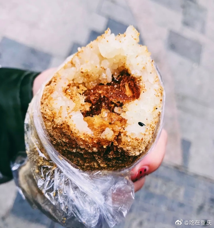 一看就知道这是重庆的老小吃糯米团糯米裹上豆面儿,里面夹上馅儿里面