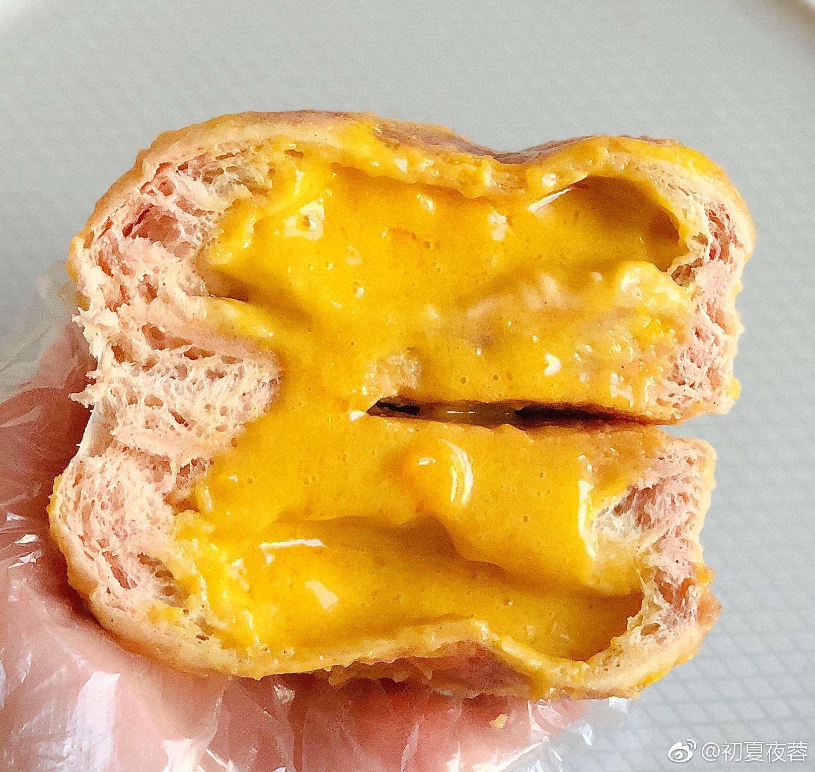 乐乐茶星空流沙包的馅真的给我惊呆了可以喝起来了