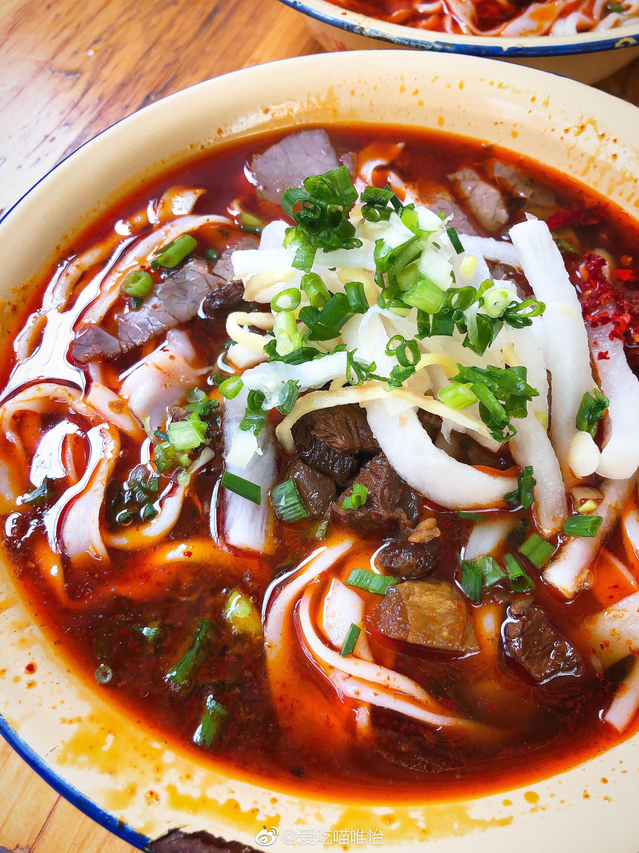 来一碗牛肉米粉,吃一个特色葱油饼