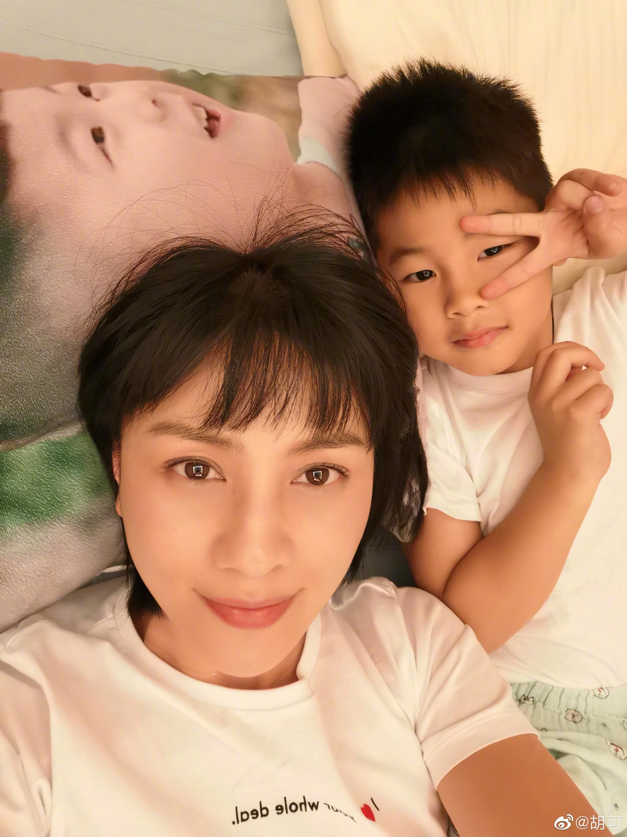 鱼儿说～咱们三个拍个合影吧 胡可|胡可|合影|鱼儿_新浪新闻