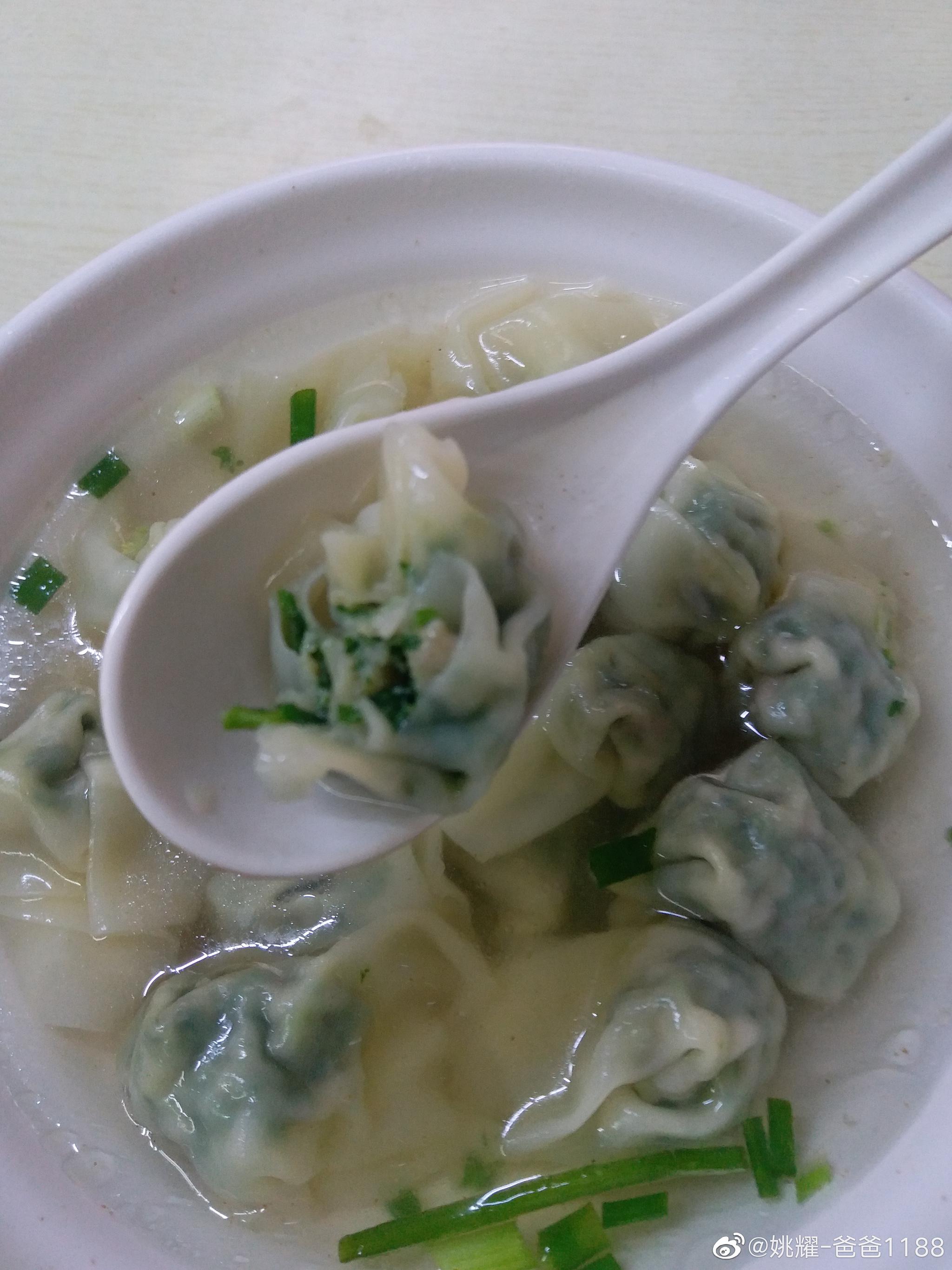 等烘大饼的小伙子上岗时,吃了一碗荠菜鲜肉小馄饨,7快.苍蝇馆子