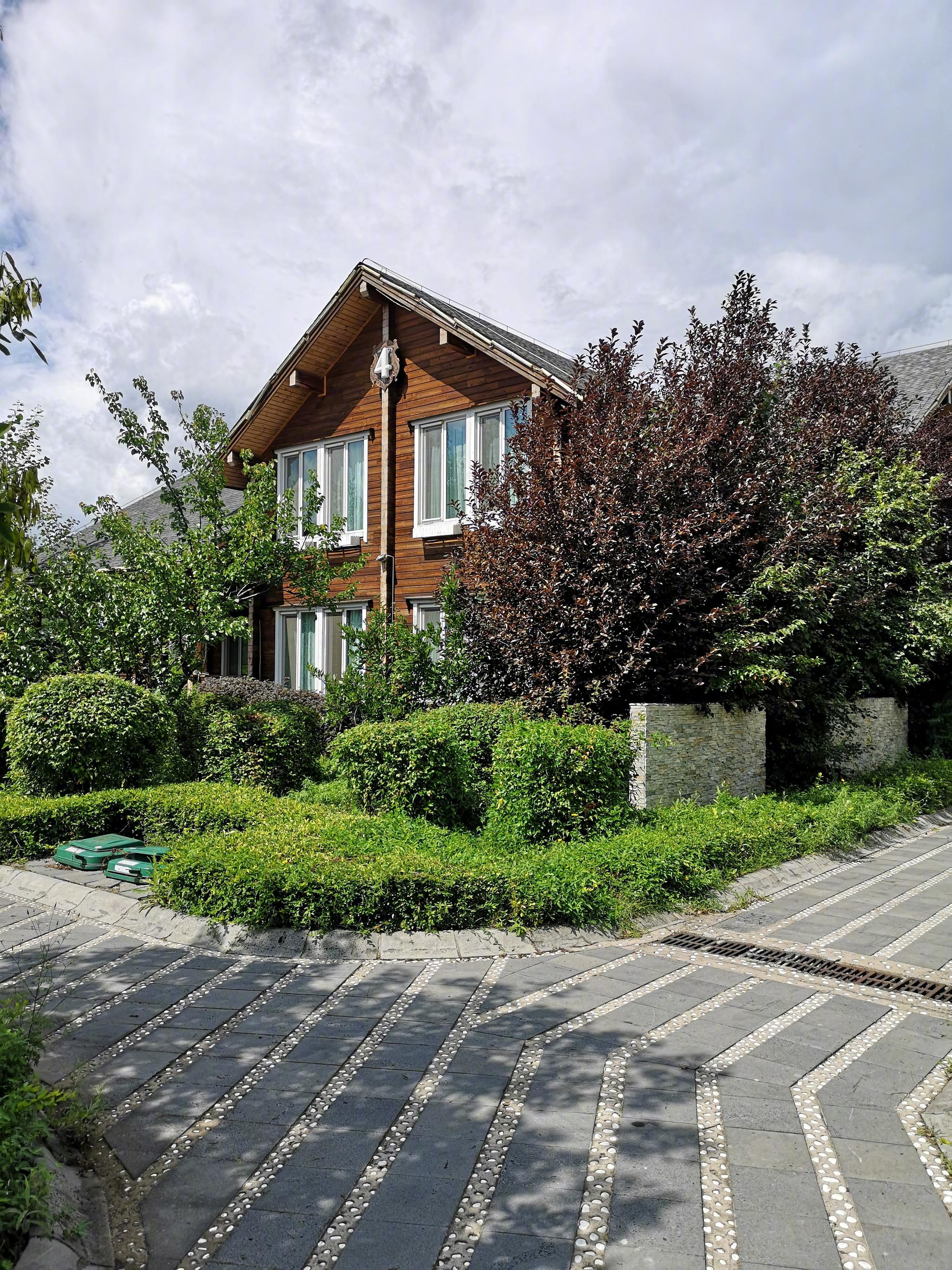 牡丹江,镜泊小镇的木屋别墅,突然发现