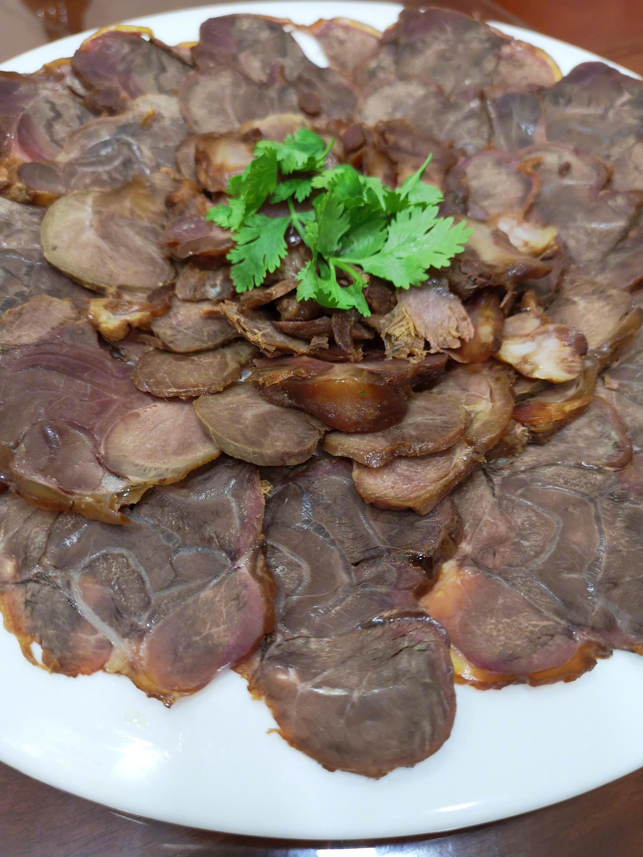 青冈最有名的地方菜,驴肉,本地俗称""驴马烂"