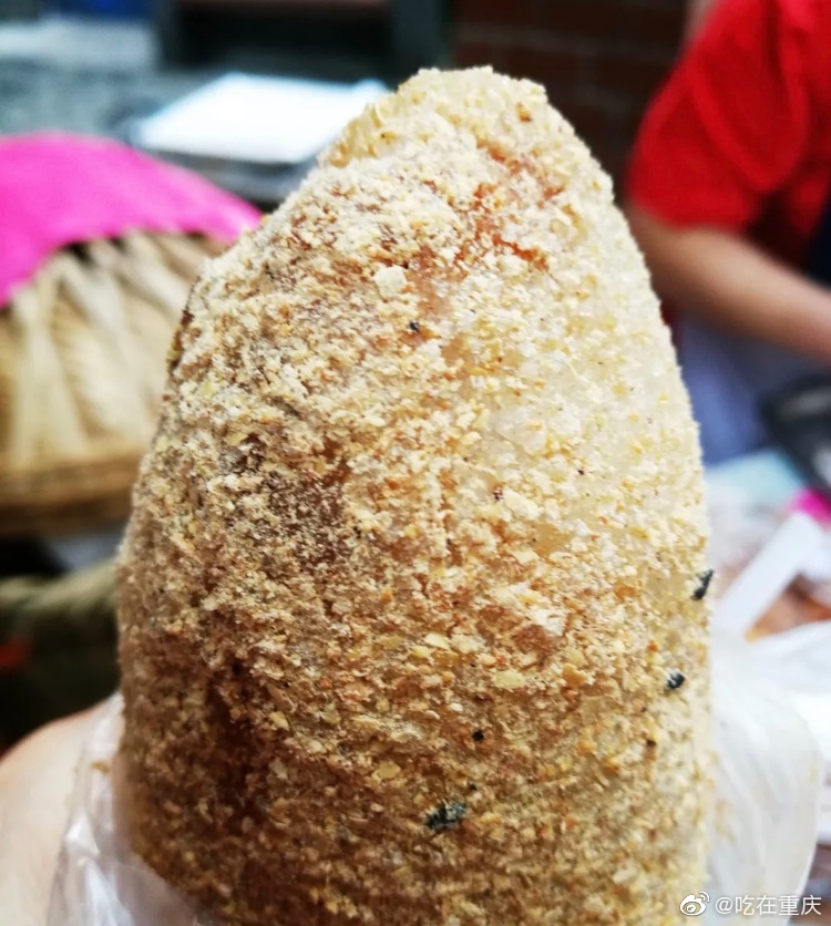 一看就知道这是重庆的老小吃糯米团糯米裹上豆面儿,里面夹上馅儿烂骀