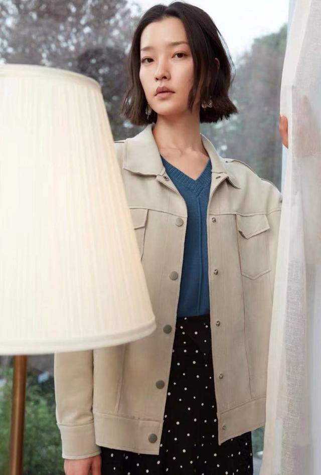 超模杜鹃除了衣品好,还赢在气质清冷,靠的就是一张"花瓣唇"!