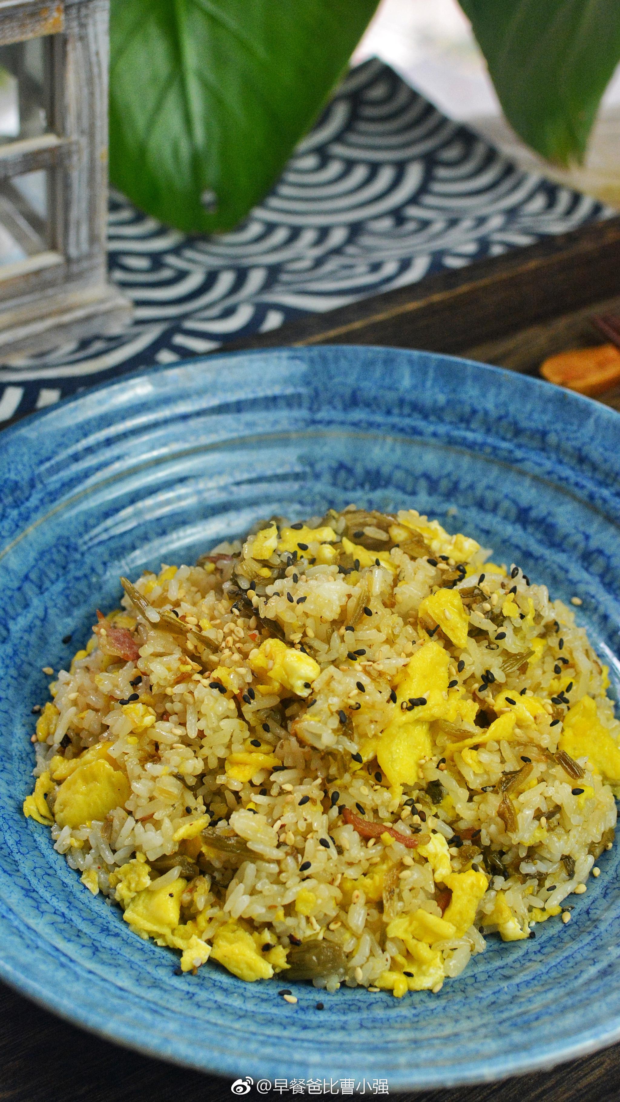 今天早餐今天是个好天气儿子自己炒的雪菜蛋炒饭 再来一杯豆浆 早
