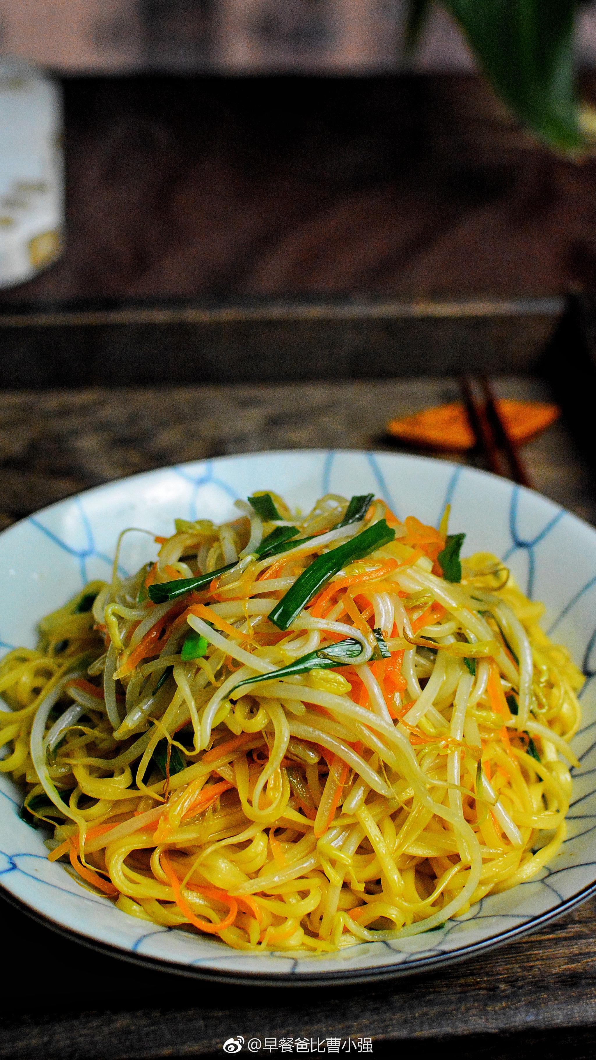 天天晒早餐 一天也没断 今天是第850天绿豆芽炒面 很多食材都可以炒