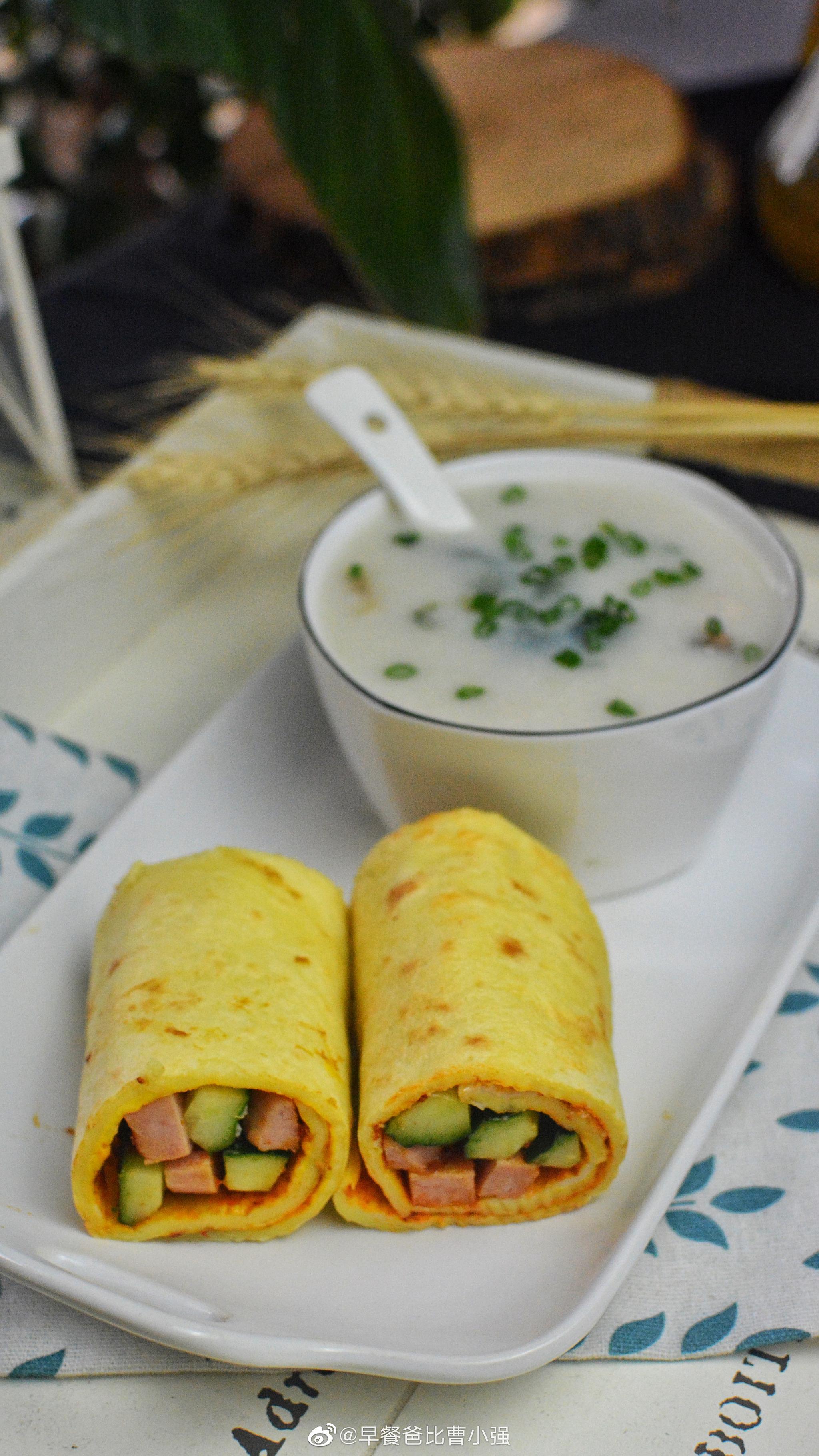 今天早餐鸡蛋卷饼皮蛋瘦肉粥用破壁机熬的粥很绵稠这款破壁机不