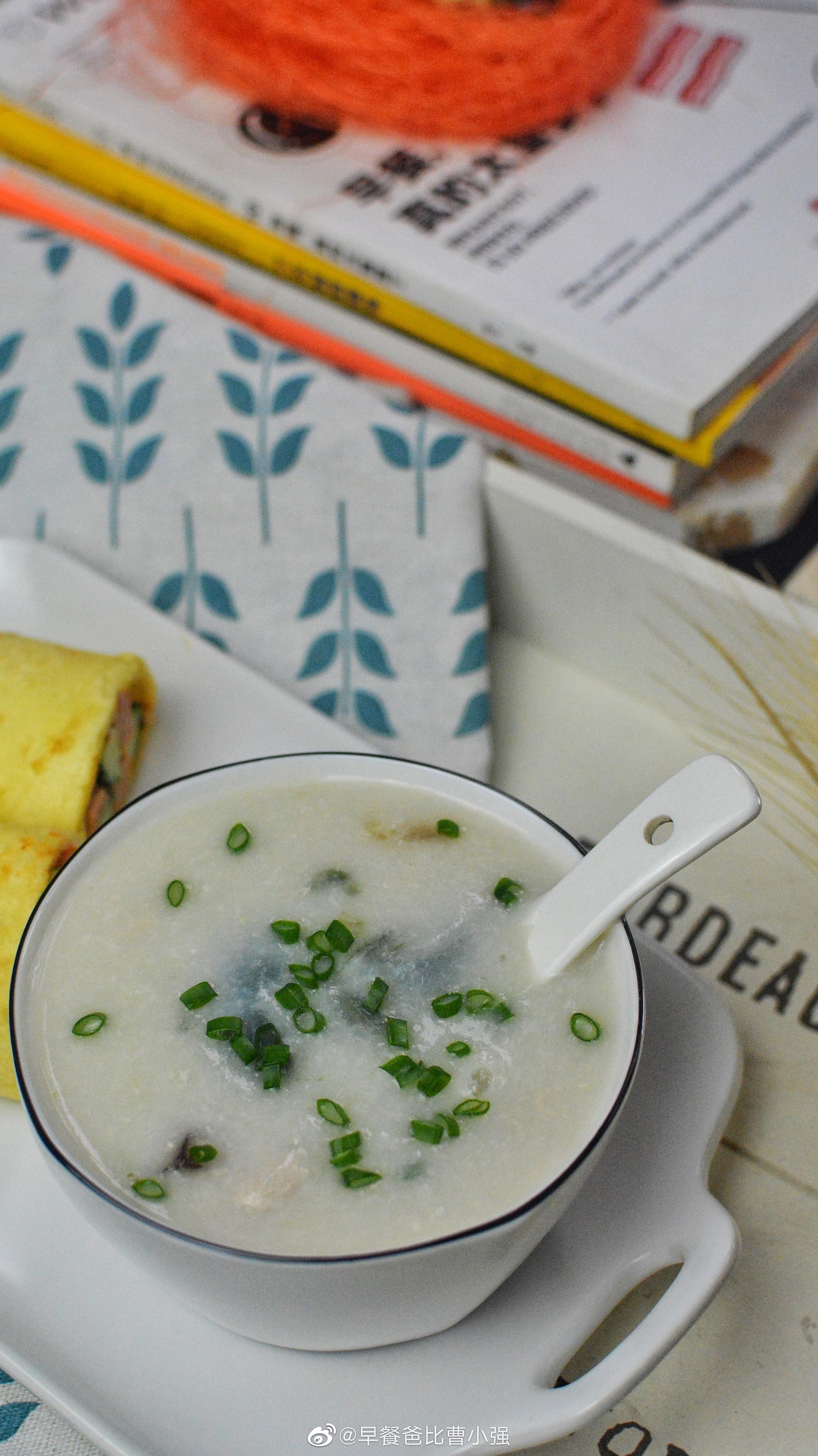 今天早餐鸡蛋卷饼皮蛋瘦肉粥用破壁机熬的粥很绵稠这款破壁机不