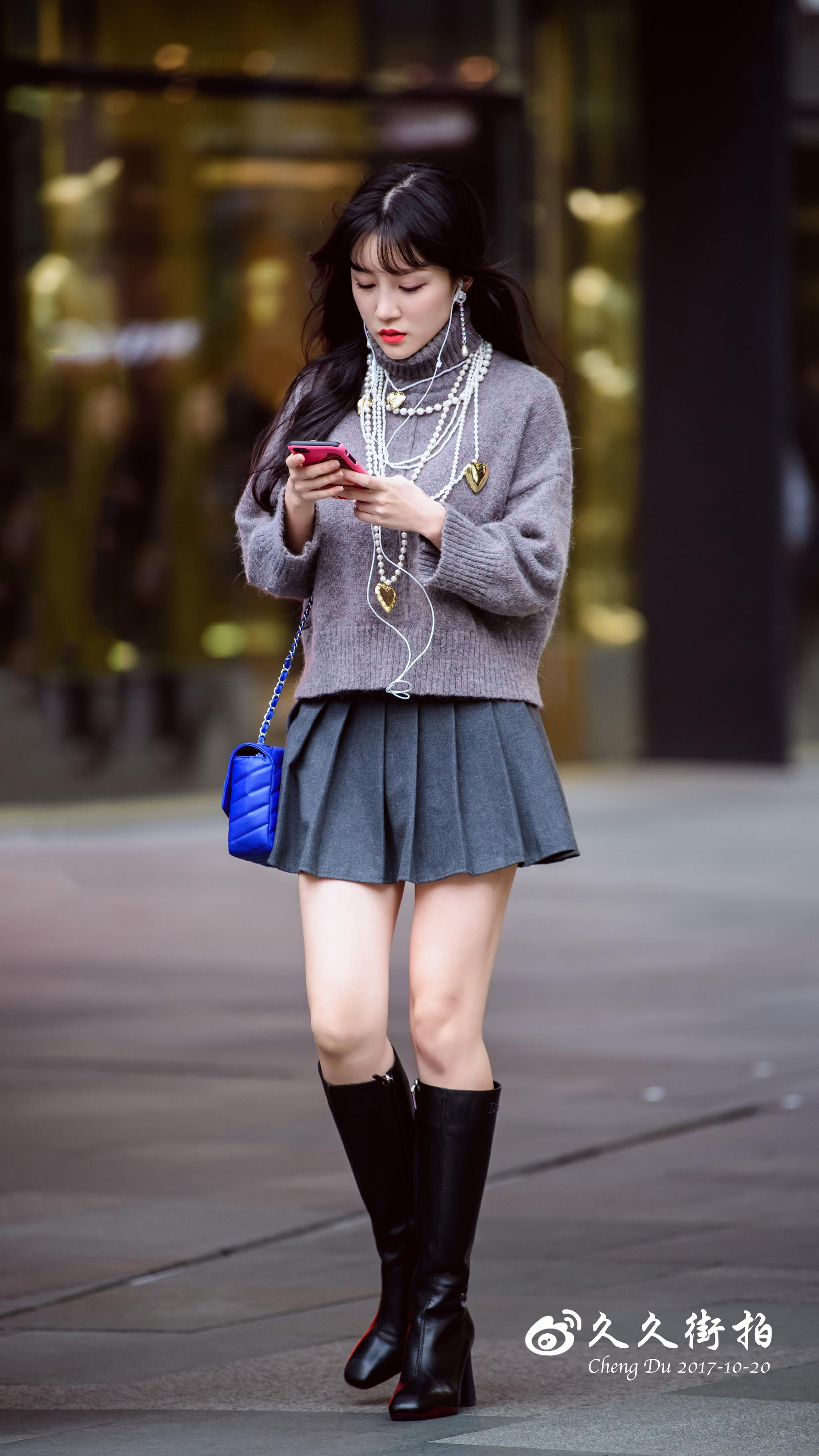 迪奥的皮靴与百褶裙的搭配来源久久街拍