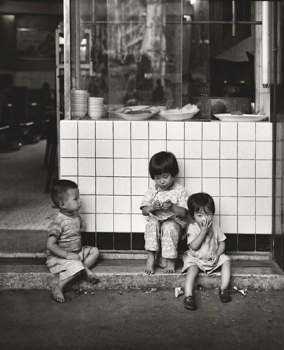 20世纪50年代和60年代的香港街头。摄影师何藩（Fan Ho，1933-2016）|何藩|摄影师|年代_新浪新闻