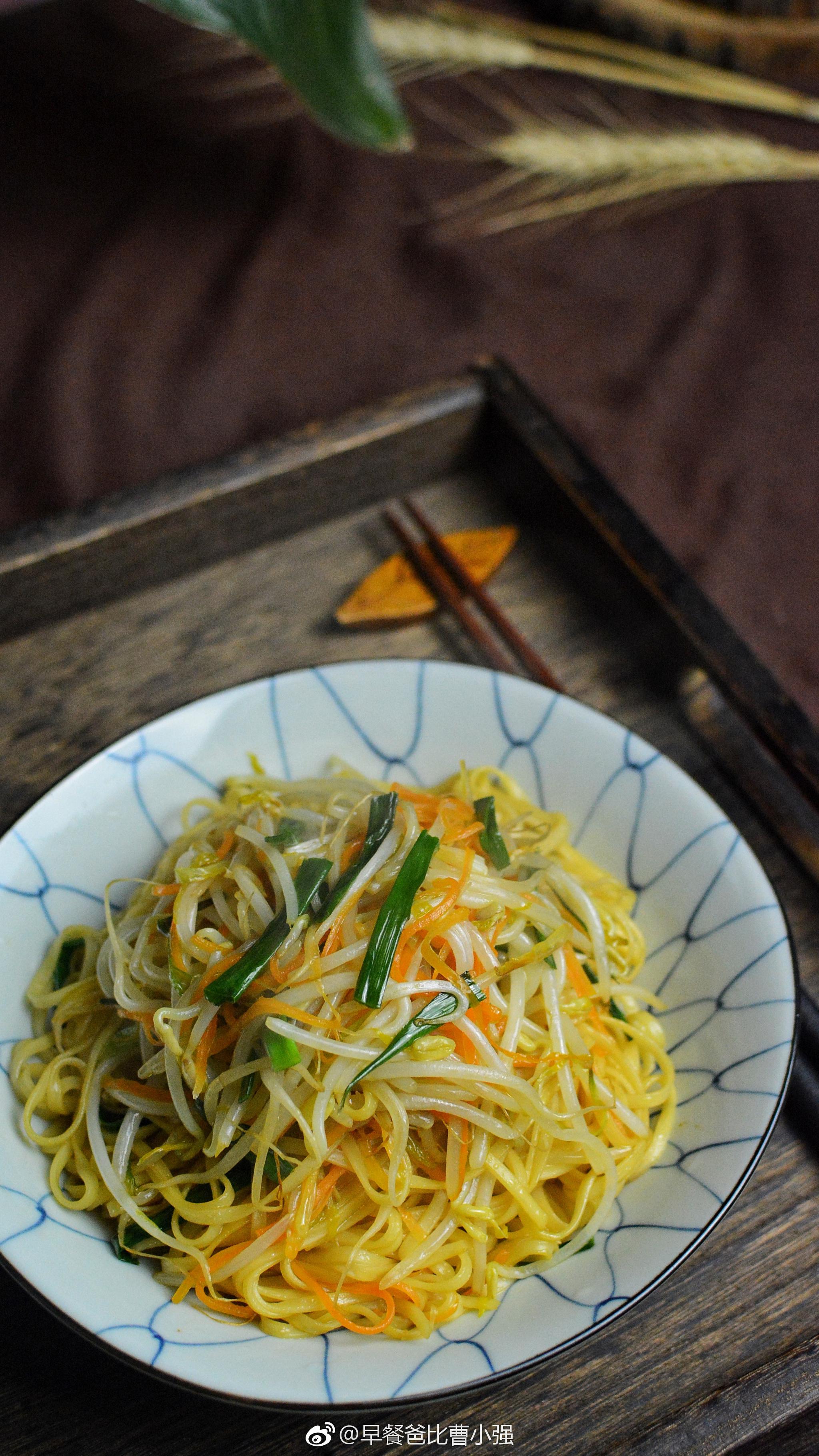 天天晒早餐 一天也没断 今天是第850天绿豆芽炒面 很多食材都可以炒