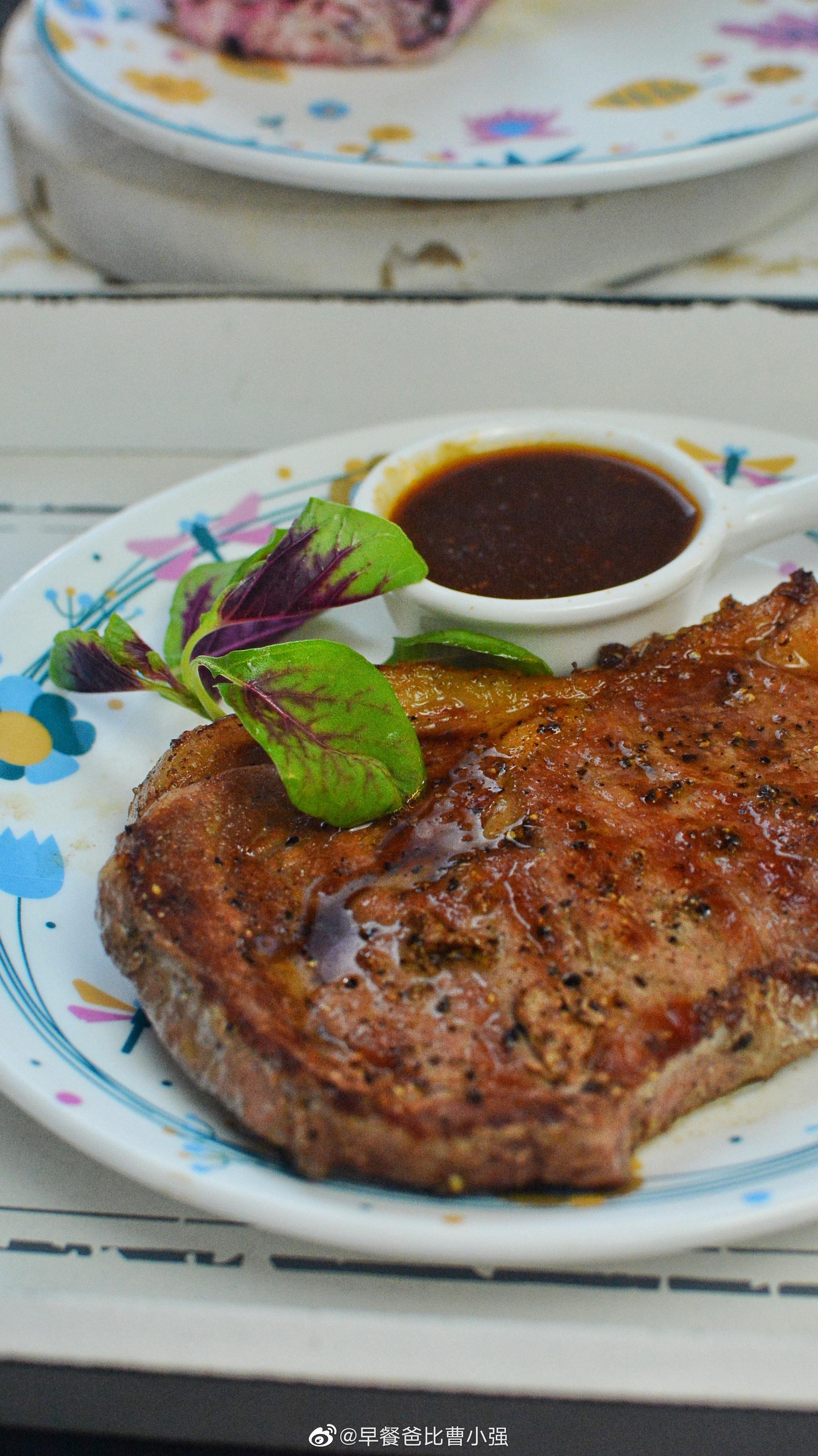 今天早餐煎牛排 双色饭团 牛奶 大家早安 意大利进口炒锅平底