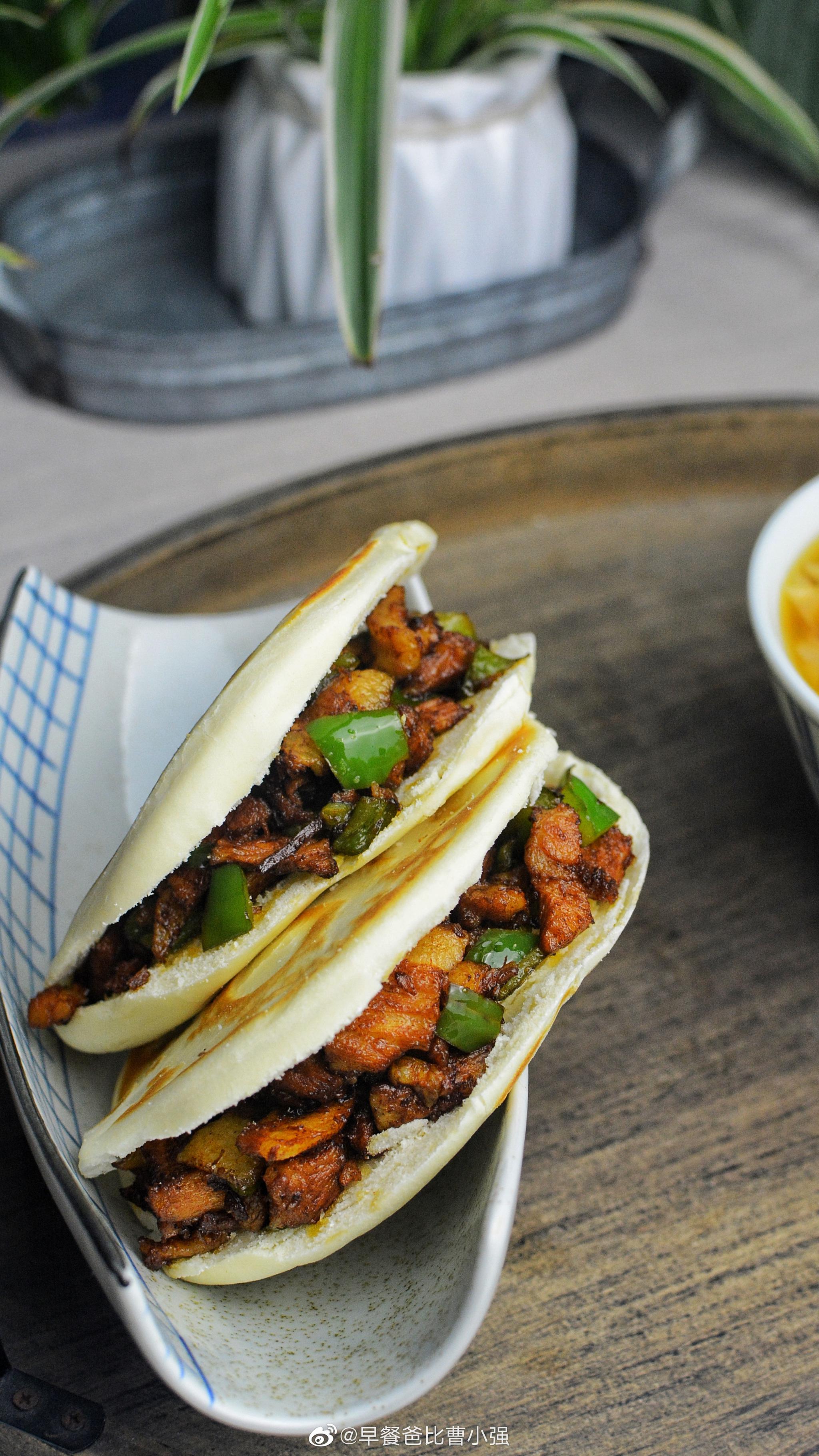 今天早餐肉夹馍菜肉小馄饨大家早安复古鸟笼电暖器正在