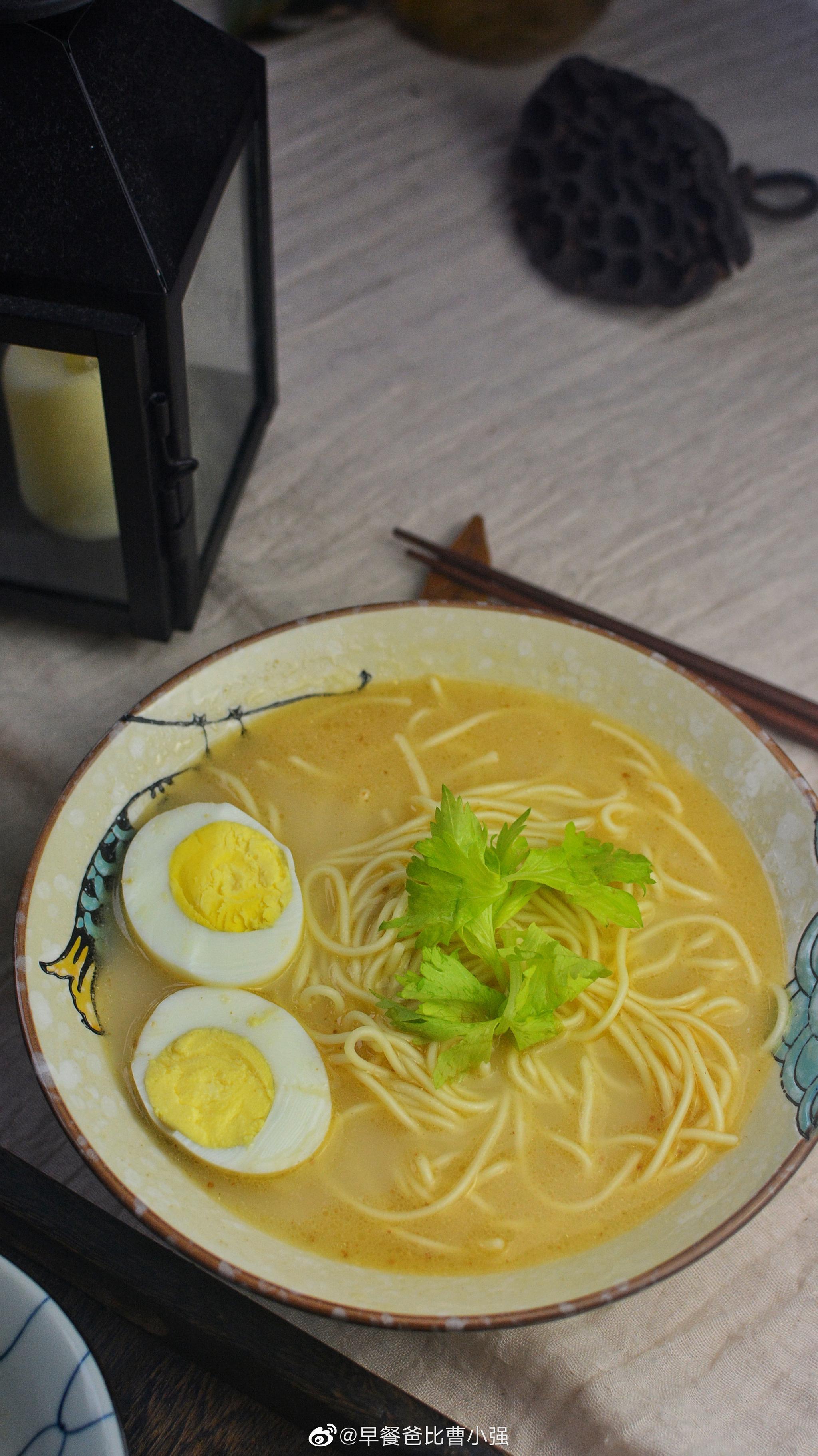 今天早餐骨汤面葱油饼芹菜牛肉大家早安