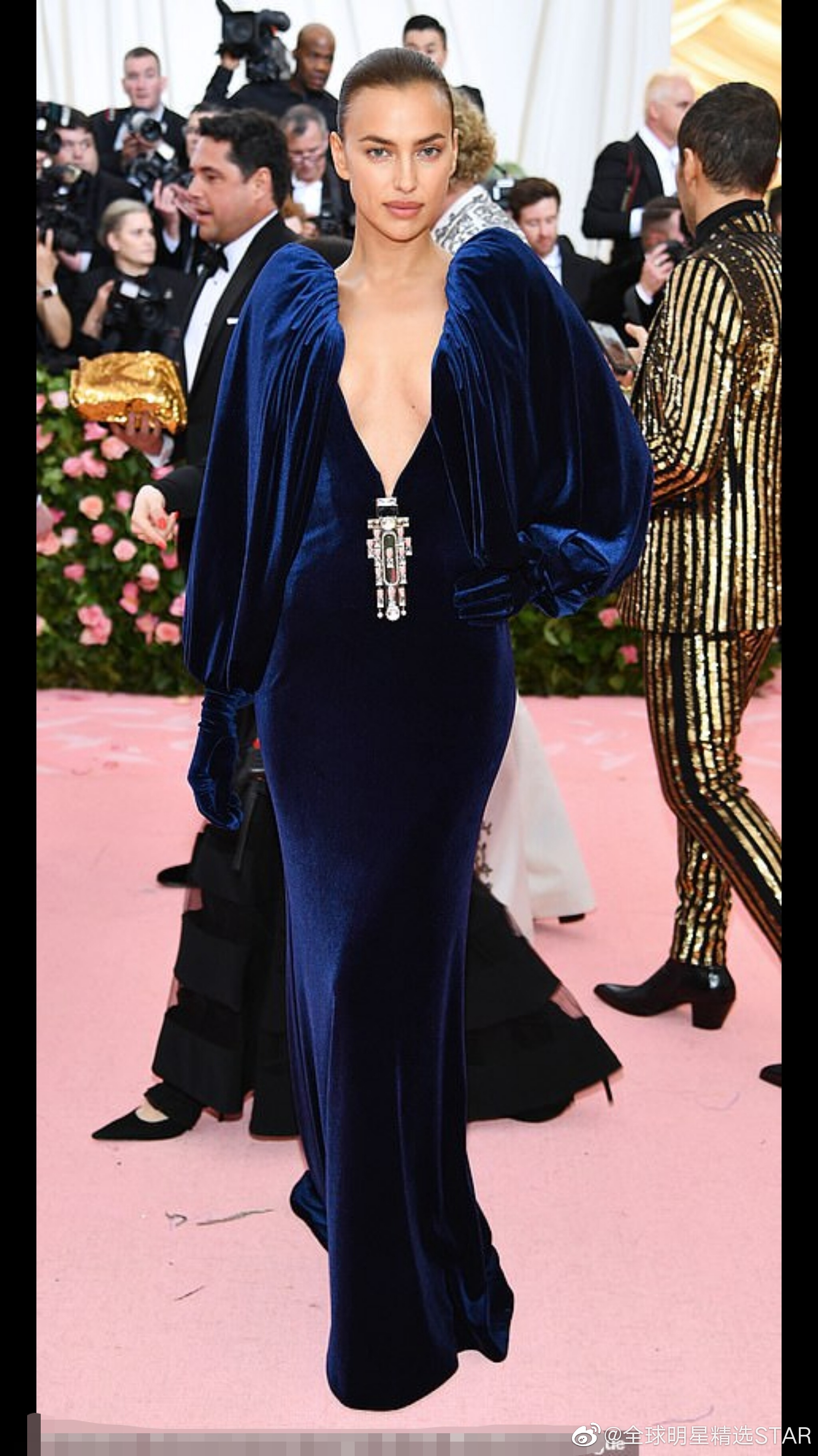 周一,意大利尤文图斯队球星c罗的前女友伊莉娜·莎伊克出席了年度盛事