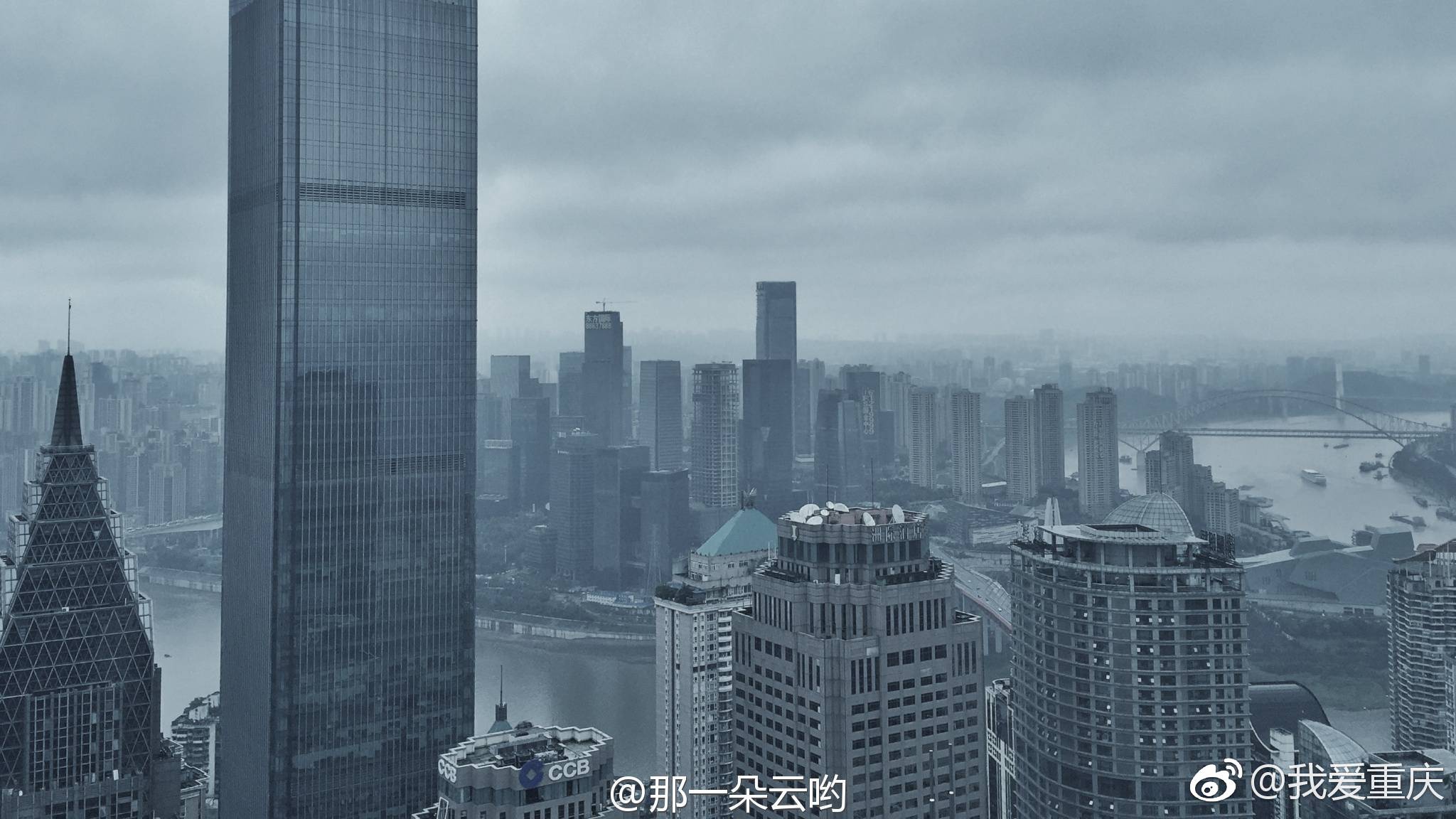 在渝中在雨中就算大雨让这座城市颠倒我也会给你最温柔的怀抱图
