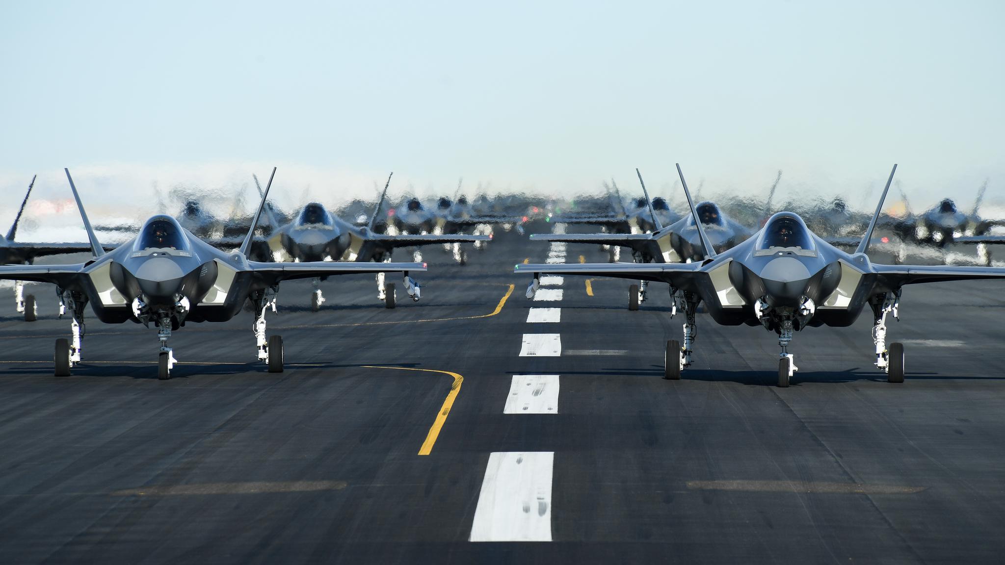 美帝空军再次组织大象漫步,这次貌似用了不一样的拍摄技巧