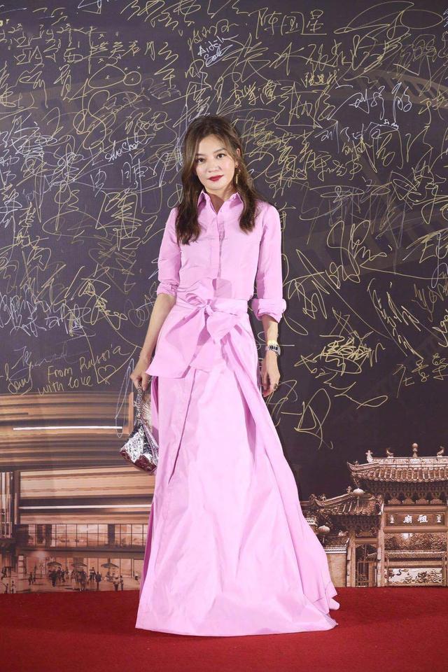 赵薇一袭粉裙走红毯,42岁依旧明媚照人,轻松美回初恋