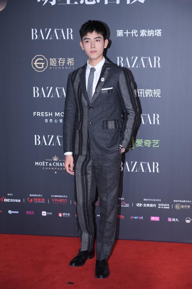 陈飞宇参加活动银灰色寸头展现魔幻感潮流出众个性突出