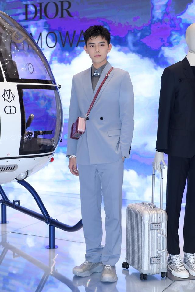 陈飞宇参加活动银灰色寸头展现魔幻感潮流出众个性突出