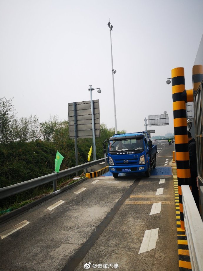 4月29日,京津高速武清南收费站和塘承高速公路下仓收费站入口称重劝返