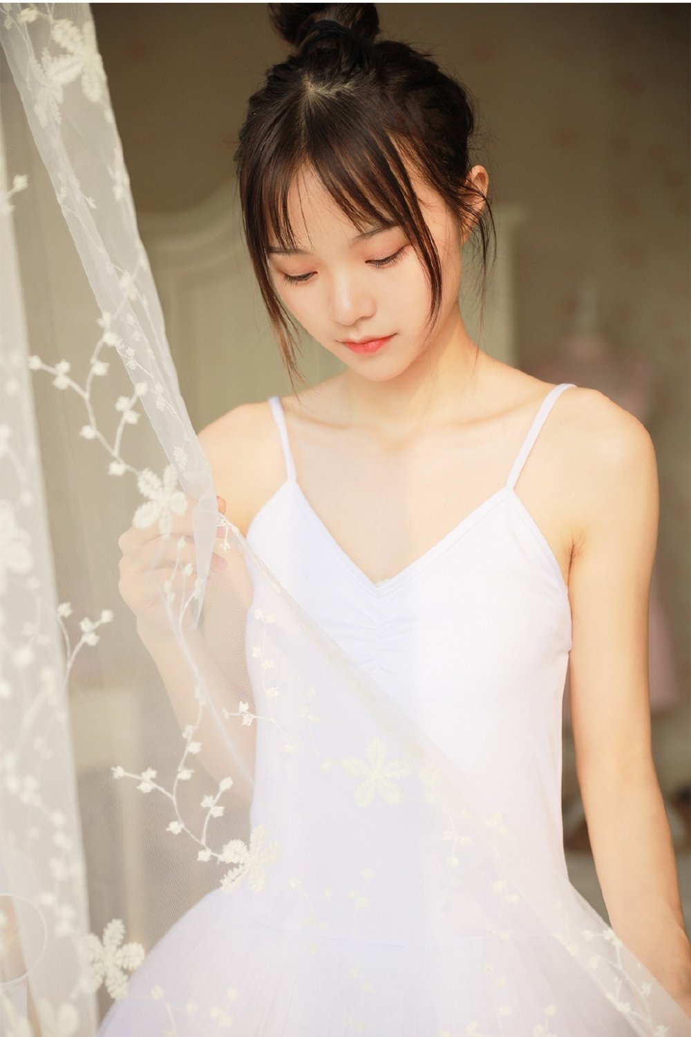 气质舞蹈生丸子头练功服高高抬起腿销魂诱惑写真