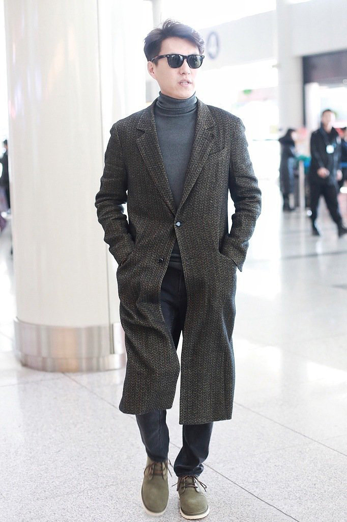 靳东身穿人字纹大衣,搭配高领针织衫,牛仔裤还有沙漠靴