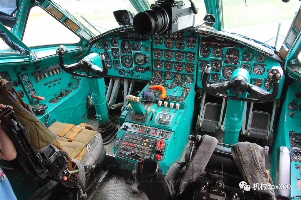 5吨) 安-22驾驶舱离地面很高,能容纳5至6名空勤人员,后货舱与主货舱
