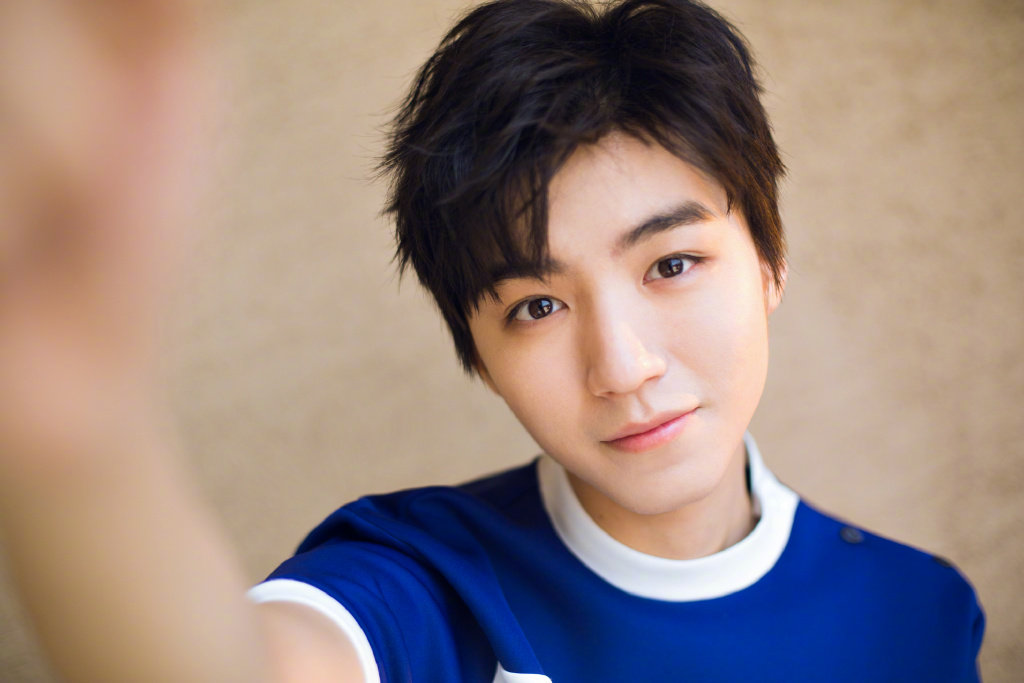 王俊凯今日活动look,蓝白相间,清新俊逸,穿prada的少年.