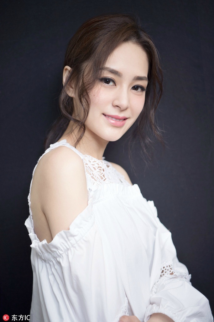 阿娇肌肤白皙,香肩性感甜笑迷人,一举一动都透露着妩媚.