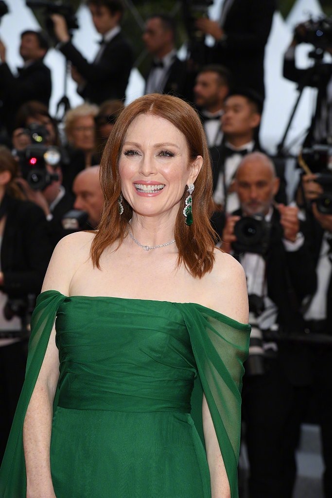 奥斯卡影后朱丽安·摩尔一袭翡翠色长裙优雅亮相 开幕红毯,美人经典|