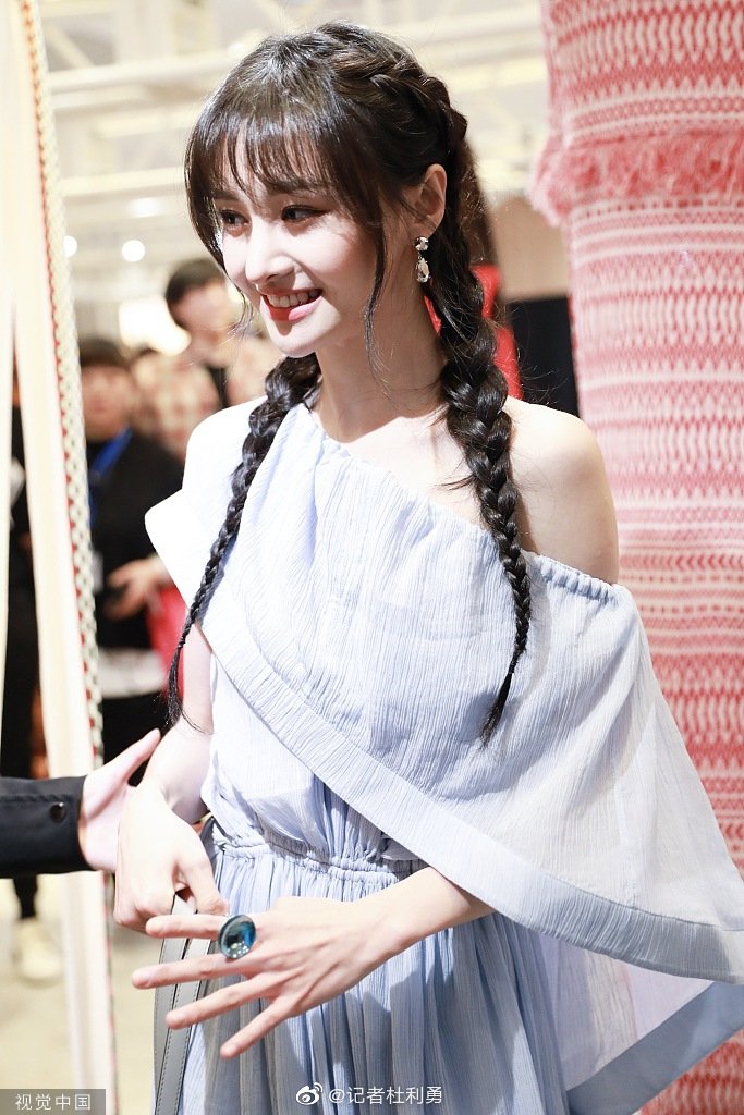 郑爽出席活动生图曝光 穿蓝色纱裙绑麻花辫笑容灿烂_高清图集_新浪网